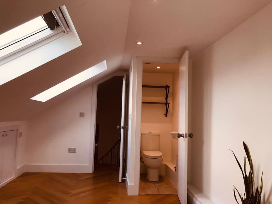 Апартаменты Stylish New Listing! Free Parking, Trendy Location Лондон Экстерьер фото